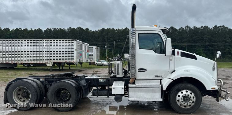 image for item DW1952 2019 Kenworth T880 semi truck