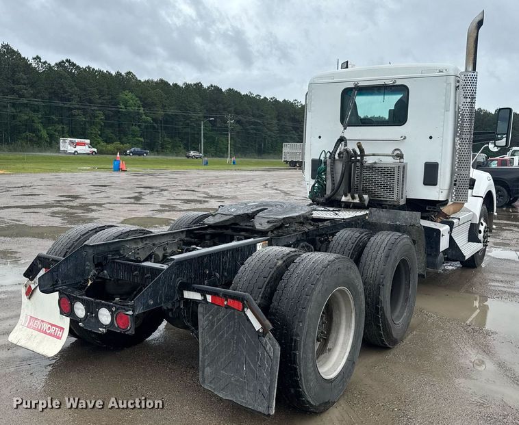 image for item DW1952 2019 Kenworth T880 semi truck