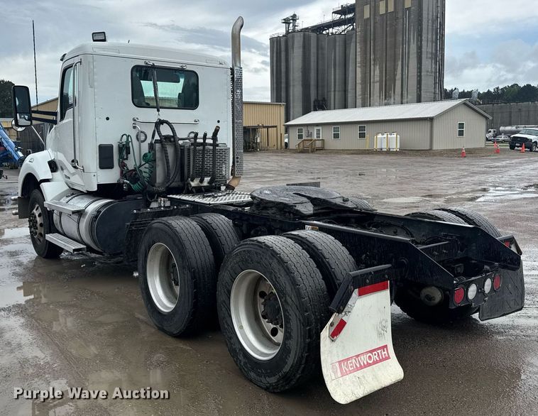 image for item DW1952 2019 Kenworth T880 semi truck