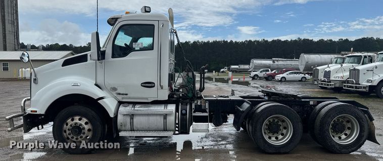 image for item DW1952 2019 Kenworth T880 semi truck