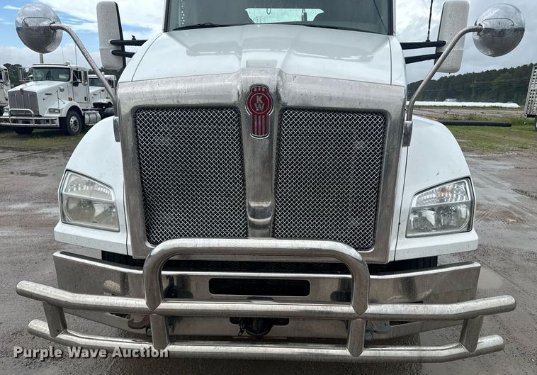 image for item DW1952 2019 Kenworth T880 semi truck