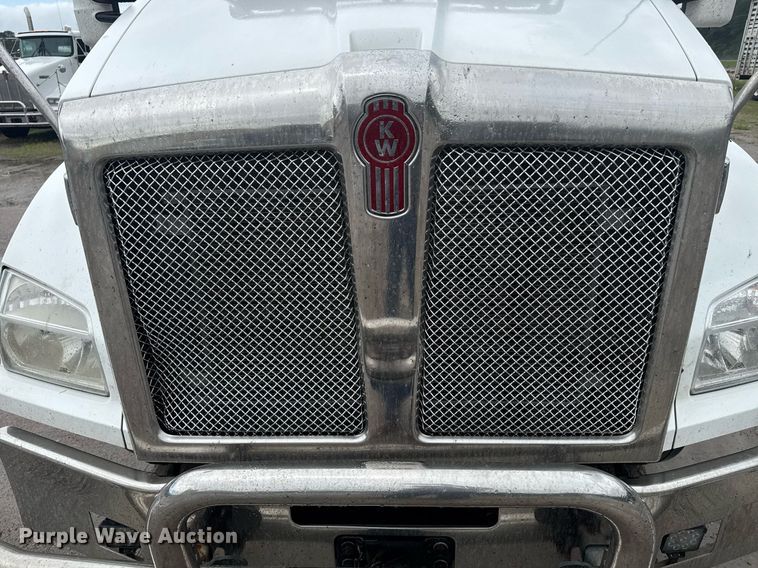 image for item DW1952 2019 Kenworth T880 semi truck