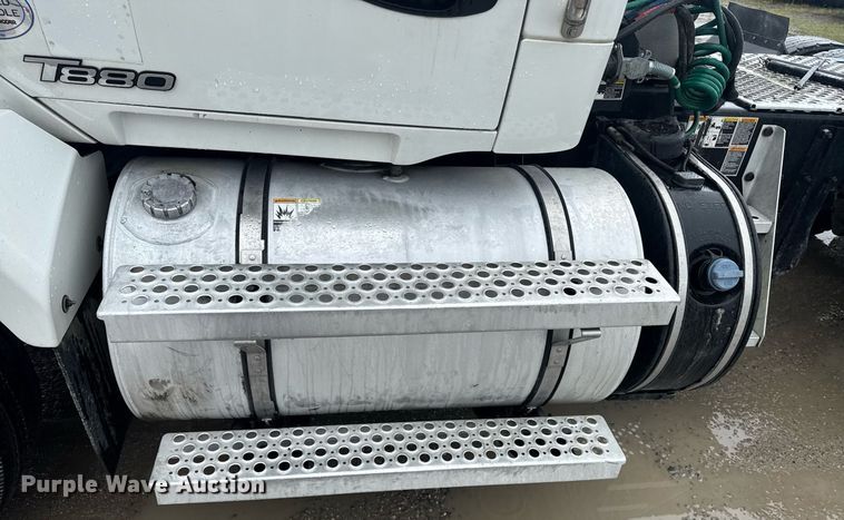 image for item DW1952 2019 Kenworth T880 semi truck