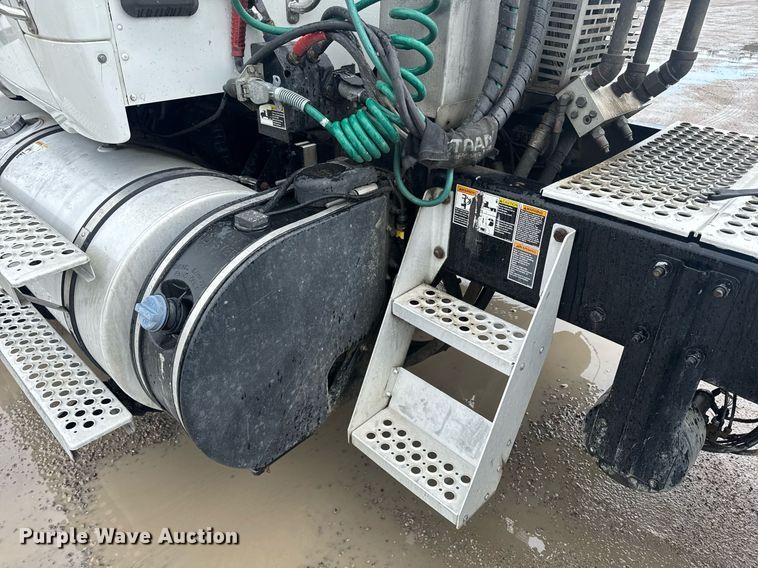 image for item DW1952 2019 Kenworth T880 semi truck