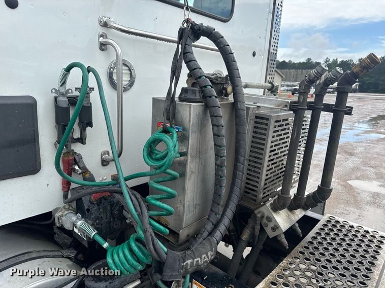 image for item DW1952 2019 Kenworth T880 semi truck