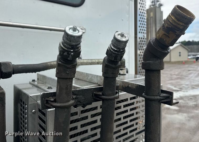 image for item DW1952 2019 Kenworth T880 semi truck