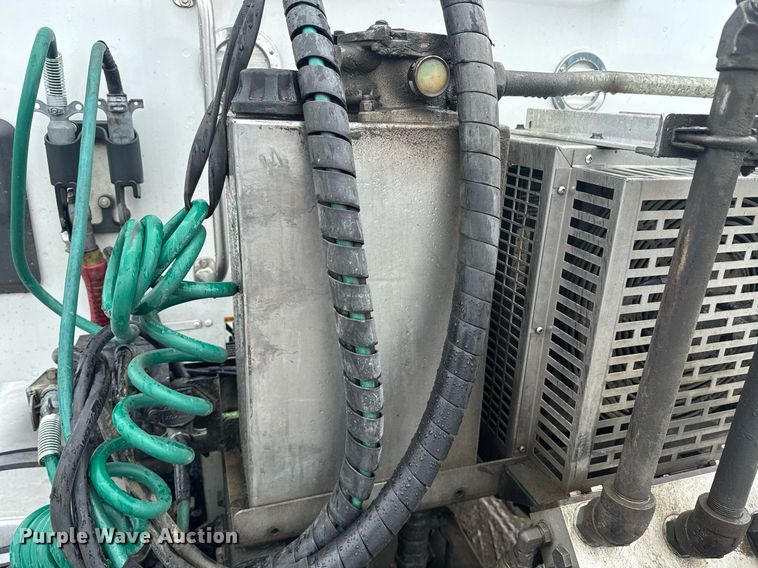 image for item DW1952 2019 Kenworth T880 semi truck