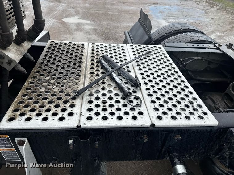 image for item DW1952 2019 Kenworth T880 semi truck