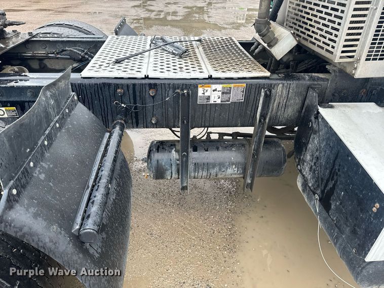 image for item DW1952 2019 Kenworth T880 semi truck