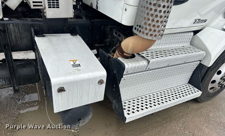 image for item DW1952 2019 Kenworth T880 semi truck