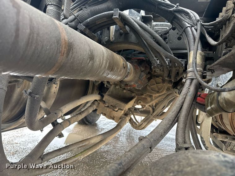 image for item DW1952 2019 Kenworth T880 semi truck