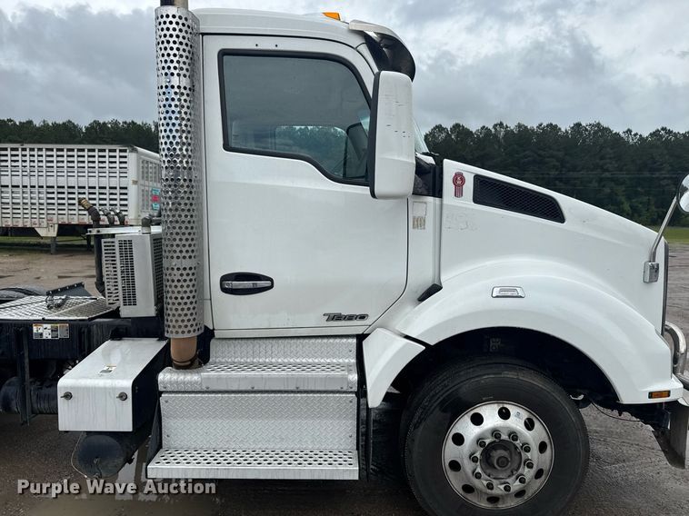 image for item DW1952 2019 Kenworth T880 semi truck