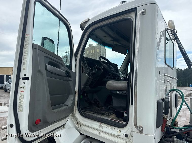 image for item DW1952 2019 Kenworth T880 semi truck