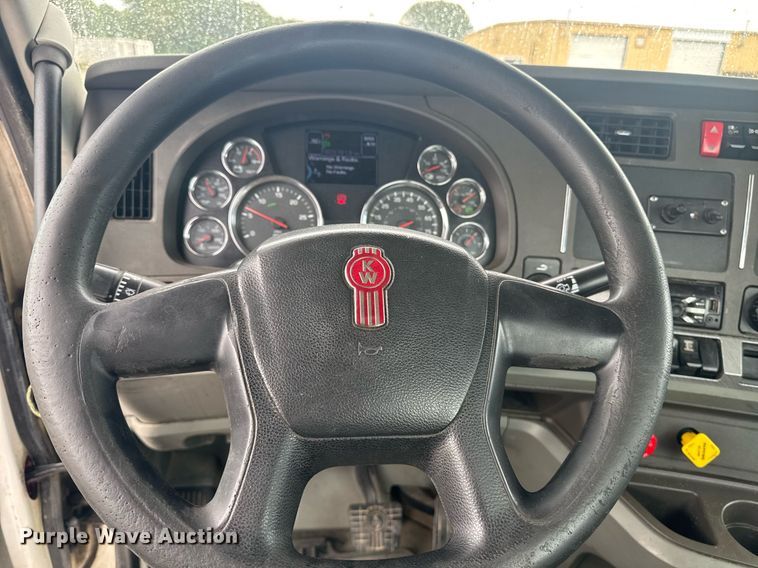 image for item DW1952 2019 Kenworth T880 semi truck