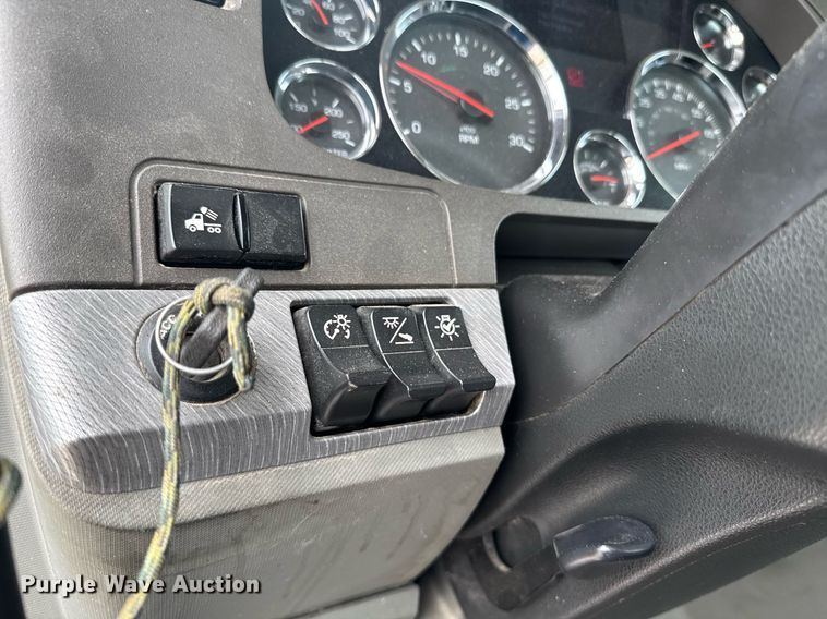 image for item DW1952 2019 Kenworth T880 semi truck