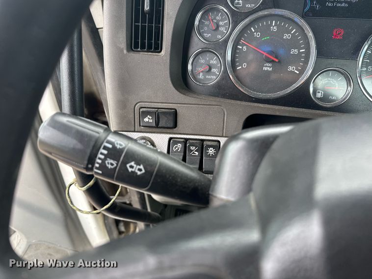 image for item DW1952 2019 Kenworth T880 semi truck