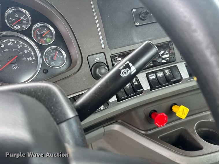 image for item DW1952 2019 Kenworth T880 semi truck