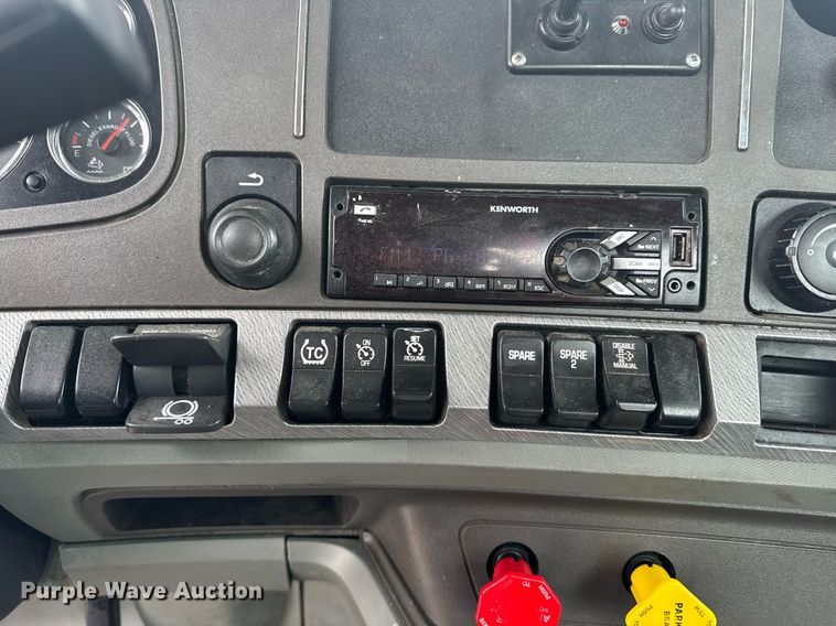 image for item DW1952 2019 Kenworth T880 semi truck