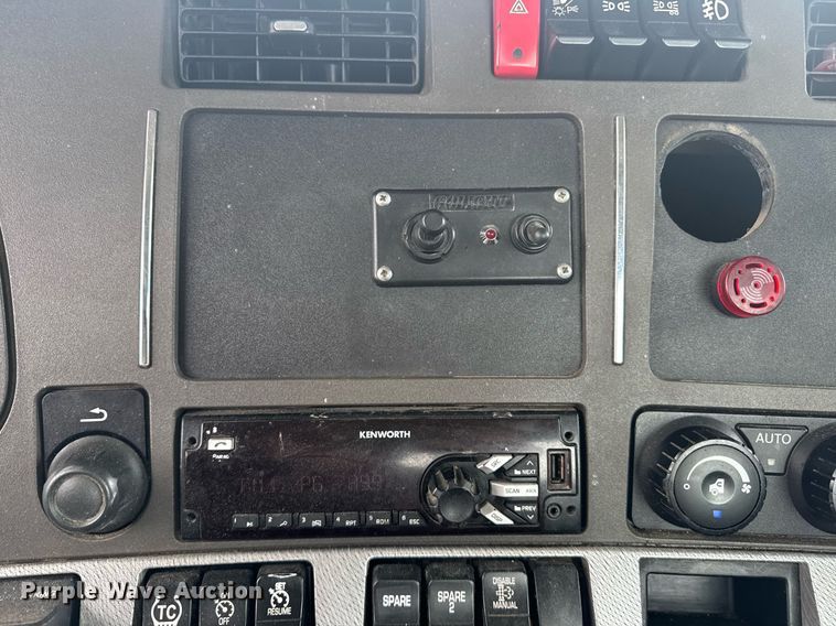 image for item DW1952 2019 Kenworth T880 semi truck