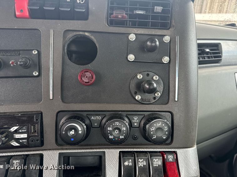 image for item DW1952 2019 Kenworth T880 semi truck