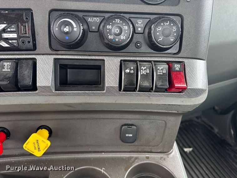 image for item DW1952 2019 Kenworth T880 semi truck