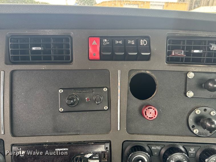 image for item DW1952 2019 Kenworth T880 semi truck