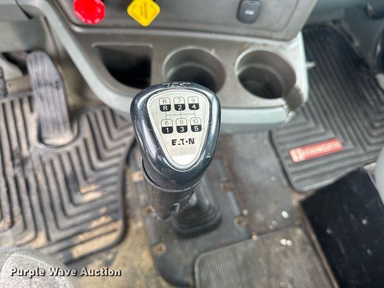 image for item DW1952 2019 Kenworth T880 semi truck