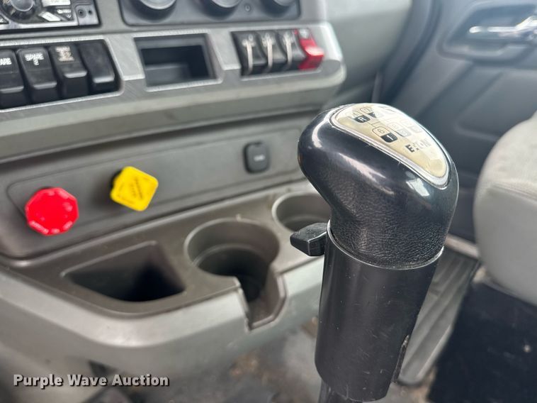 image for item DW1952 2019 Kenworth T880 semi truck