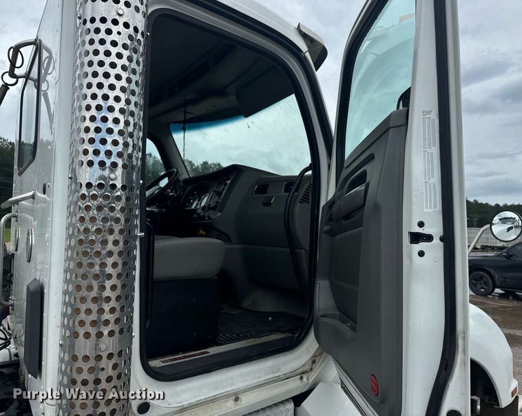 image for item DW1952 2019 Kenworth T880 semi truck