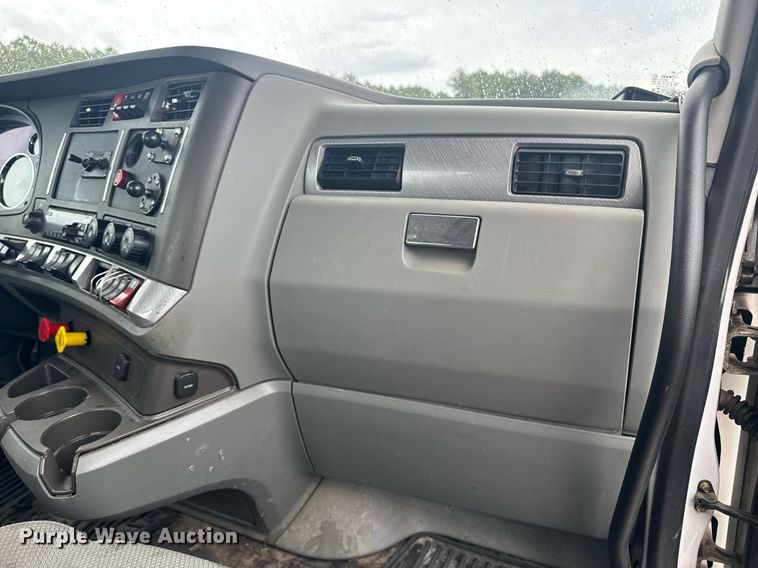 image for item DW1952 2019 Kenworth T880 semi truck