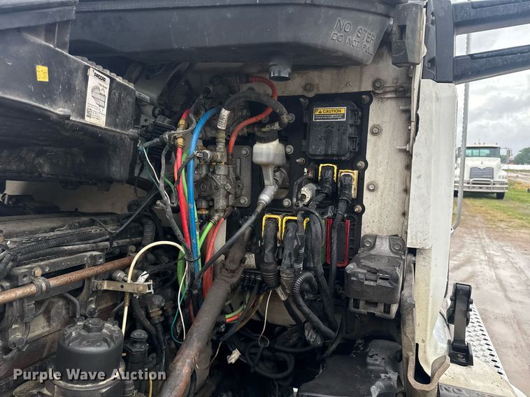 image for item DW1952 2019 Kenworth T880 semi truck