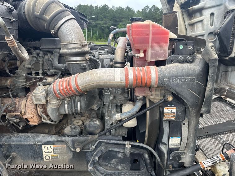 image for item DW1952 2019 Kenworth T880 semi truck