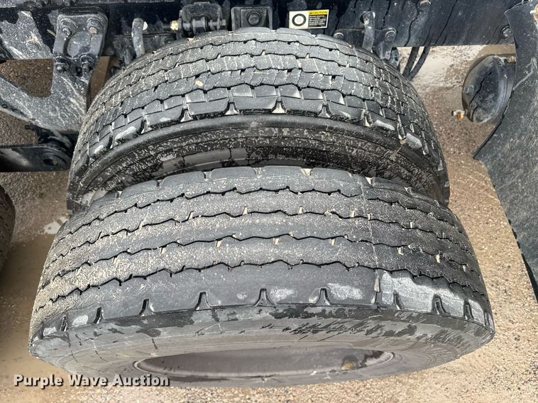 image for item DW1952 2019 Kenworth T880 semi truck