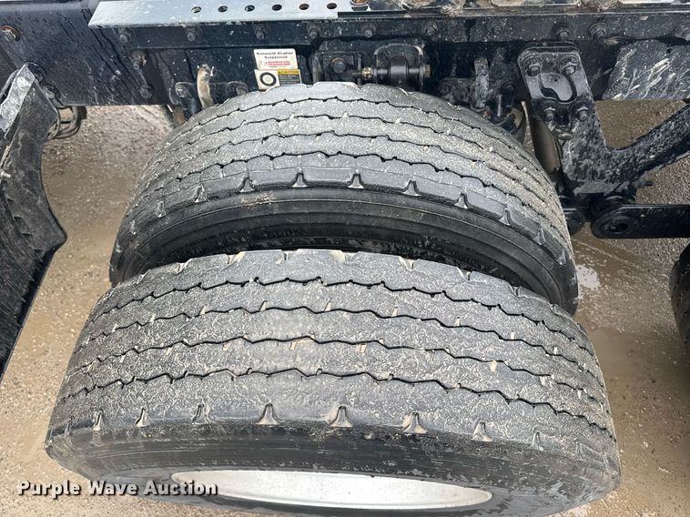 image for item DW1952 2019 Kenworth T880 semi truck