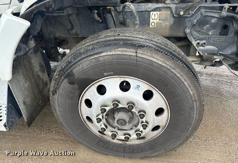 image for item DW1952 2019 Kenworth T880 semi truck