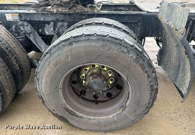 image for item DW1952 2019 Kenworth T880 semi truck