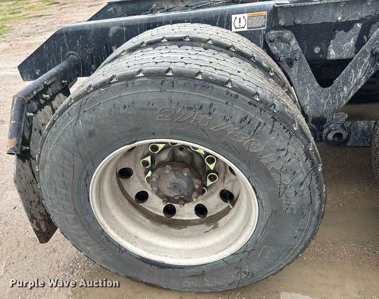 image for item DW1952 2019 Kenworth T880 semi truck