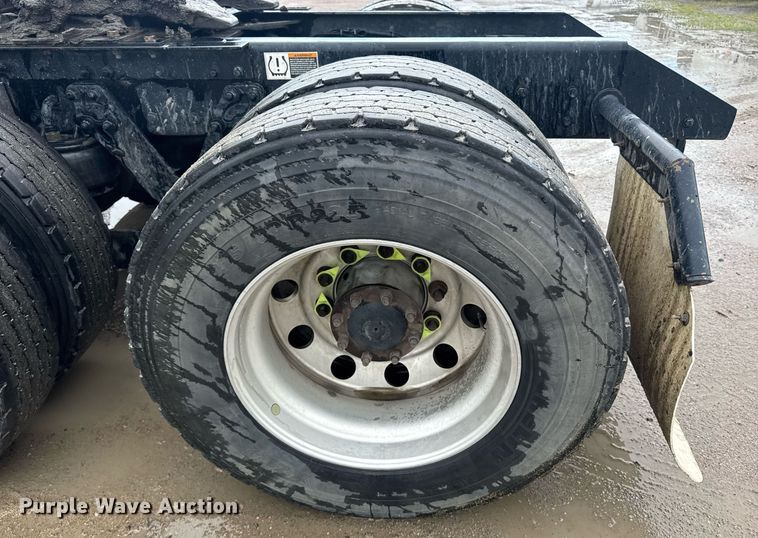 image for item DW1952 2019 Kenworth T880 semi truck