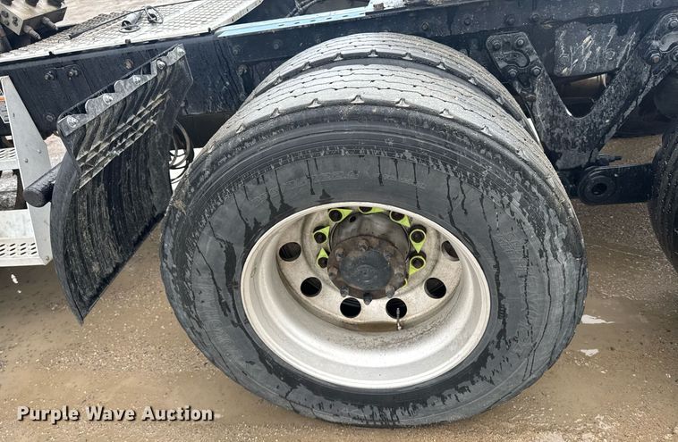 image for item DW1952 2019 Kenworth T880 semi truck