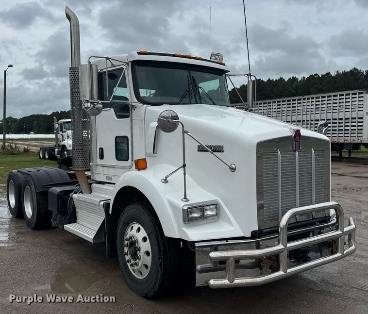 image for item DW1953 2013 Kenworth T800 semi truck