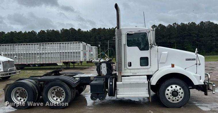 image for item DW1953 2013 Kenworth T800 semi truck
