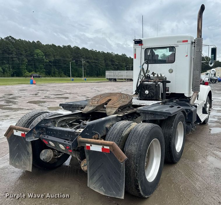 image for item DW1953 2013 Kenworth T800 semi truck