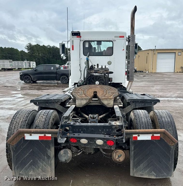 image for item DW1953 2013 Kenworth T800 semi truck