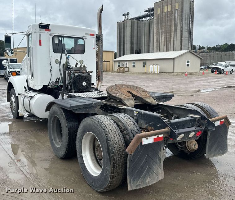 image for item DW1953 2013 Kenworth T800 semi truck