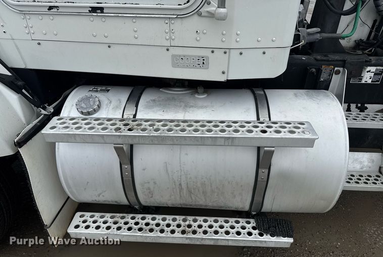 image for item DW1953 2013 Kenworth T800 semi truck