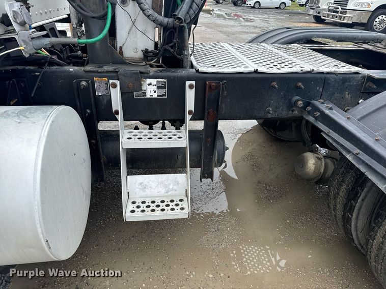 image for item DW1953 2013 Kenworth T800 semi truck