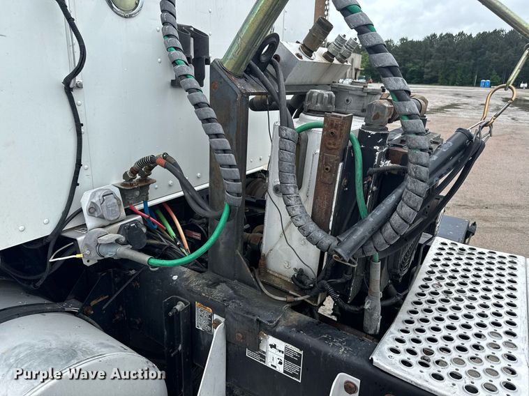 image for item DW1953 2013 Kenworth T800 semi truck