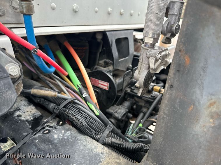 image for item DW1953 2013 Kenworth T800 semi truck