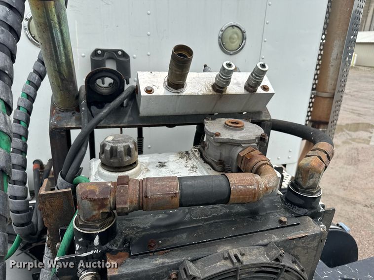 image for item DW1953 2013 Kenworth T800 semi truck