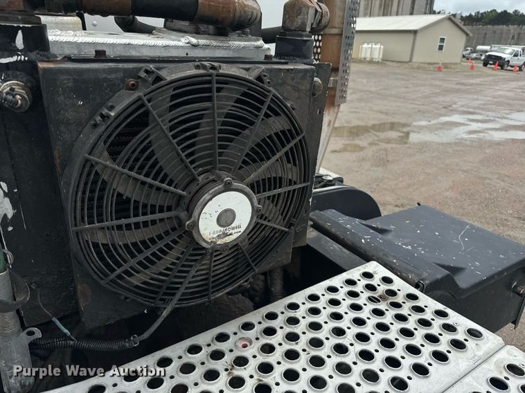 image for item DW1953 2013 Kenworth T800 semi truck